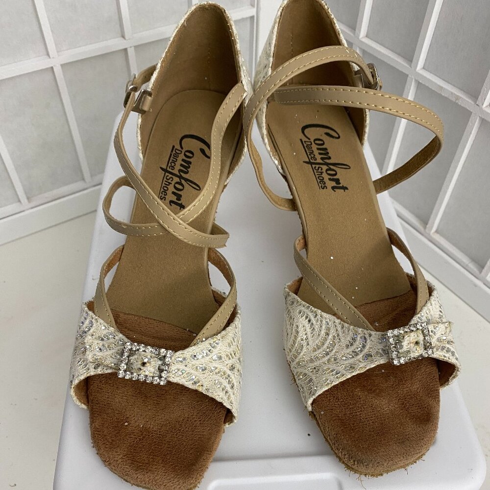 Comfort Dance Heels Sz 8 White and Silver Brocade Fabric and Beige 2.5"Heels